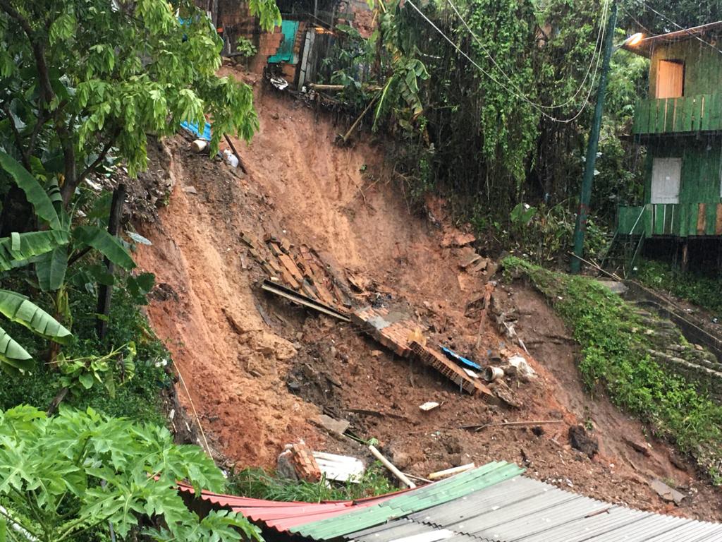 Deslizamento De Terra Derruba Casas Em área De Risco No Bairro Compensa E Deixa Feridos 