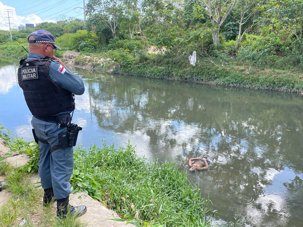 Corpo De Homem é Encontrado Boiando Em Igarapé De Manaus