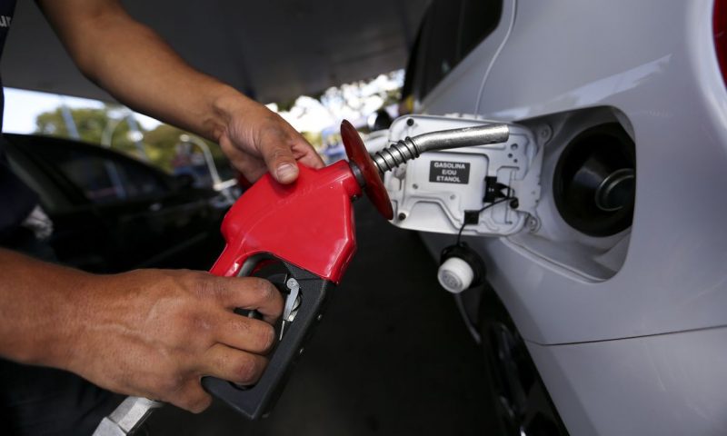 Brasília - Postos de combustíveis ajustam os preços e repassam para o consumidor o aumento da alíquota do PIS e Cofins pelo litro da gasolina(Marcelo Camargo/Agência Brasil)